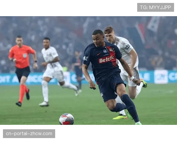 巴黎圣日耳曼乘包机抵达曼彻斯特，姆巴佩神情轻松步入酒店